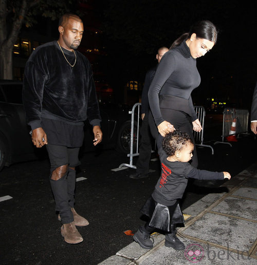 Kim Kardashian junto a Kanye West y a North West en la Semana de la Moda de París
