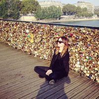 María Valverde en un puente de París lleno de candados