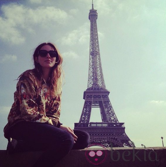 María Valverde posa con la Torre Eiffel