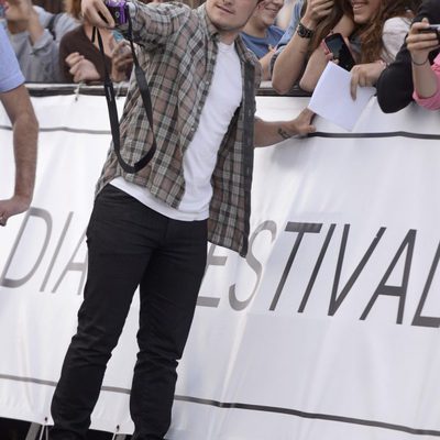 Josh Hutcherson atendiendo a sus fans a su llegada al Festival de San Sebastián 2014