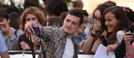 Josh Hutcherson atendiendo a sus fans a su llegada al Festival de San Sebastián 2014