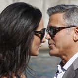 George Clooney y Amal Alamuddin, muy acaramelados a su llegada a Venecia para celebrar su boda