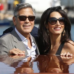 George Clooney y Amal Alamuddin en una lancha horas antes de celebrar su boda en Venecia