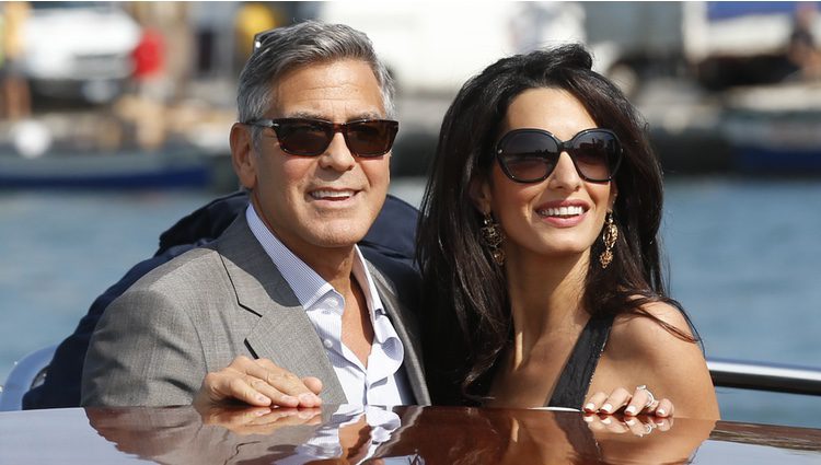 George Clooney y Amal Alamuddin en una lancha horas antes de celebrar su boda en Venecia