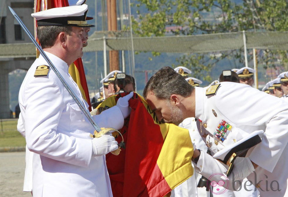 El Rey Felipe VI besa la bandera en la Escuela Naval de Marín