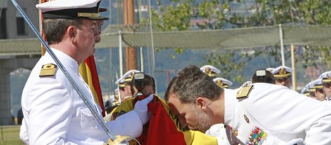 El Rey Felipe VI besa la bandera en la Escuela Naval de Marín