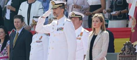 Los Reyes de España presiden un acto militar en la Escuela Naval de Marín