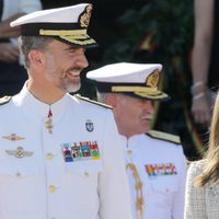 Los Reyes de España durante un acto conmemorativo en la Escuela Naval de Marín