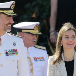 Los Reyes de España durante un acto conmemorativo en la Escuela Naval de Marín