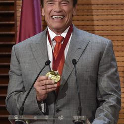 Arnold Schwarzenegger recibe la primera Medalla Embajador Madrid Destino