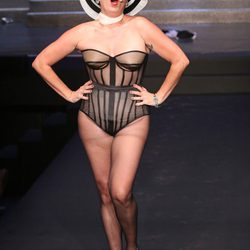 Rossy de Palma desfilando para Jean Paul Gaultier en la Semana de la Moda de París primavera/verano 2015