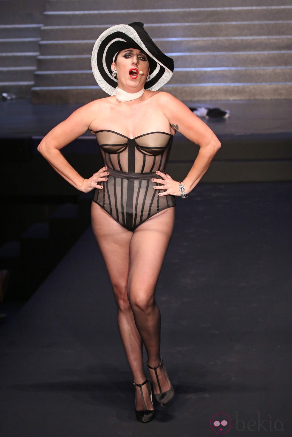 Rossy de Palma desfilando para Jean Paul Gaultier en la Semana de la Moda de París primavera/verano 2015