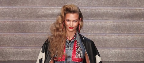 Karlie Kloss desfilando para Jean Paul Gaultier en la Semana de la Moda de París primavera/verano 2015