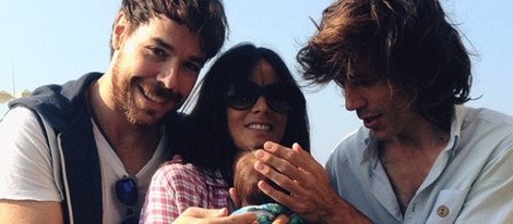Primera imagen de Raquel del Rosario y su hijo Leo con Juan Luis Suárez y David Feito