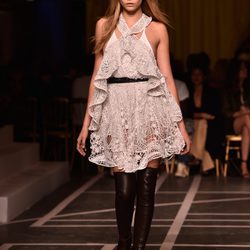 Cara Delevingne desfilando para Givenchy en la Semana de la Moda de París primavera/verano 2015