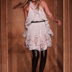 Cara Delevingne sufre un pequeño resbalón desfilando para Givenchy en la Semana de la Moda de París primavera/verano 2015
