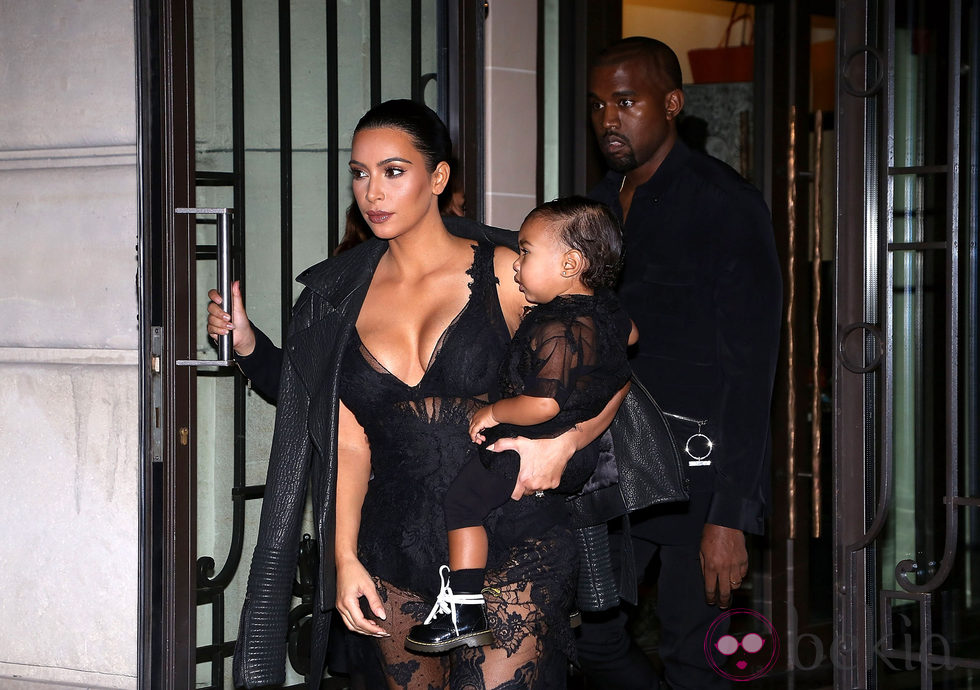 Kim Kardashian, Kanye West y North West en el desfile de Givenchy en la Semana de la Moda de París primavera/verano 2015