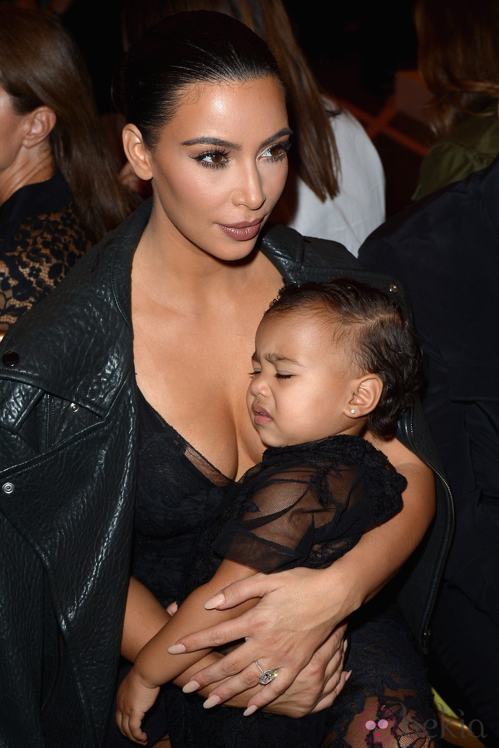 Kim Kardashian y North West haciendo pucheros en el desfile de Givenchy en la Semana de la Moda de París primavera/verano 2015