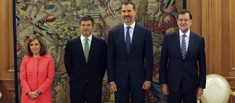 Rafael Catalá junto al Rey Felipe VI, a Mariano Rajoy y a Soraya Sáenz de Santamaría