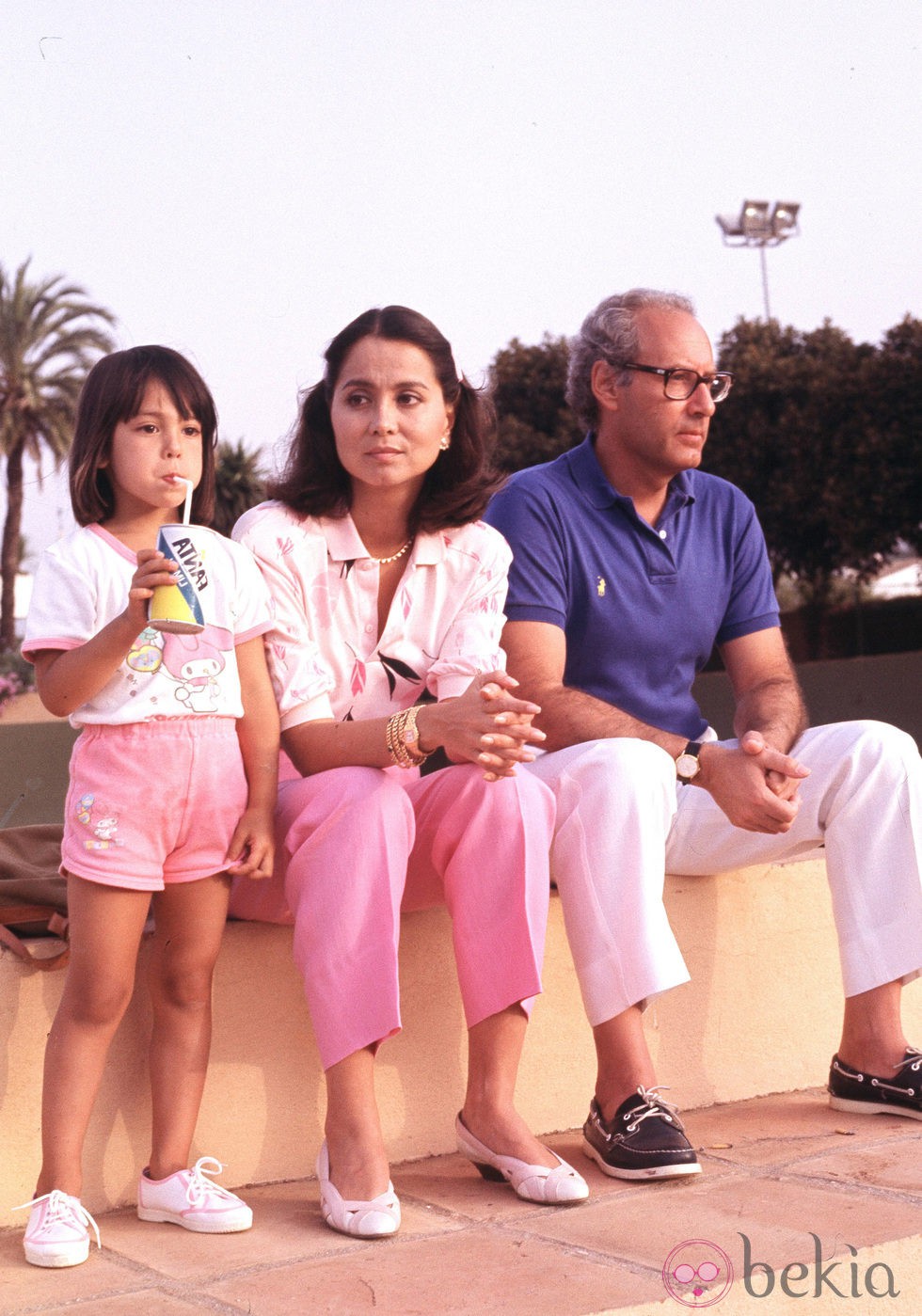 Isabel Preysler y Miguel Boyer con su hija Ana en los años noventa