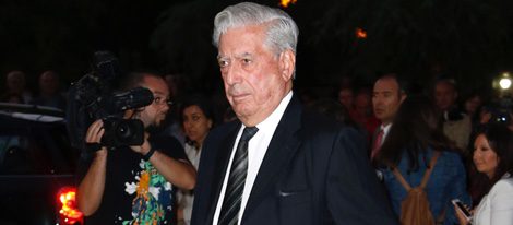 Mario Vargas Llosa en el tanatorio de Miguel Boyer