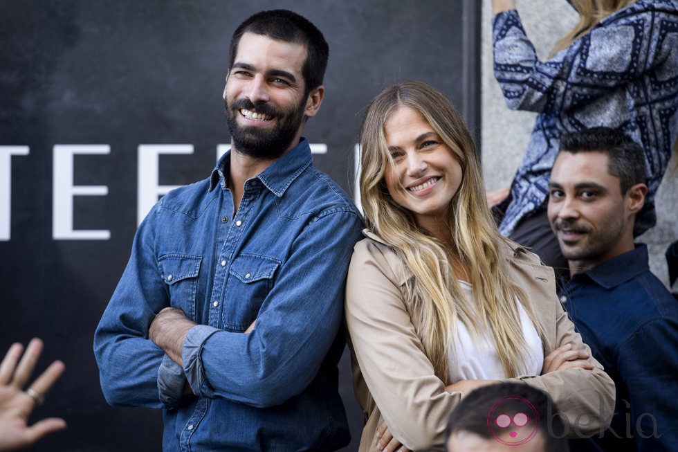 Martina Klein y Rubén Cortada particiando en el flashmob la nueva campaña de Cortefiel