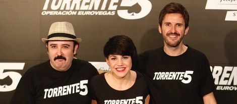 Carlos Areces, Angy y Julián López en el estreno de 'Torrente 5: Operación Eurovegas' en Madrid