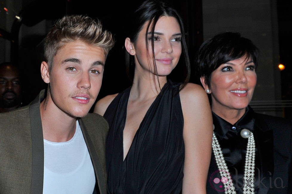Justin Bieber, Kendall Jenner y Kris Jenner en una fiesta organizada en el marco de la Paris Fashion Week