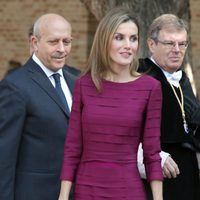 El ministro Wert mira el trasero de la Reina Letizia