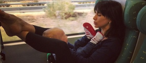 Hilaria Thomas haciendo yoga con su hija Carmen Gabriela en una tren rumbo a Murcia
