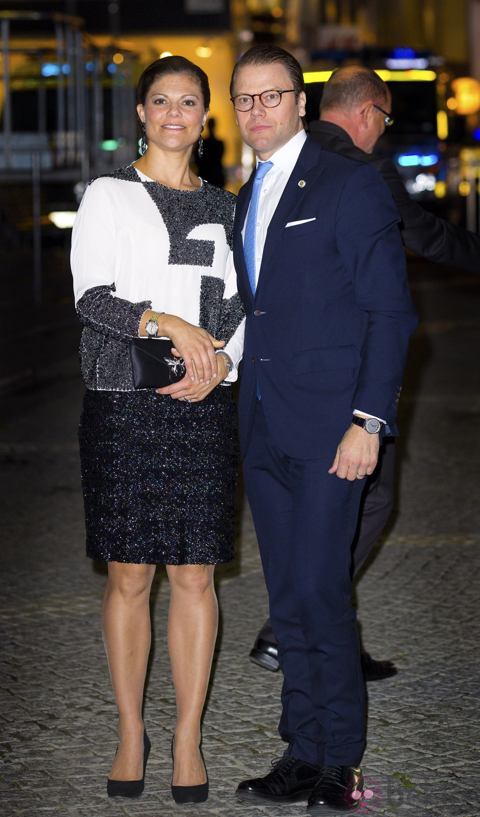 Victoria de Suecia se cubre el vientre con el bolso junto al Príncipe Daniel de Suecia
