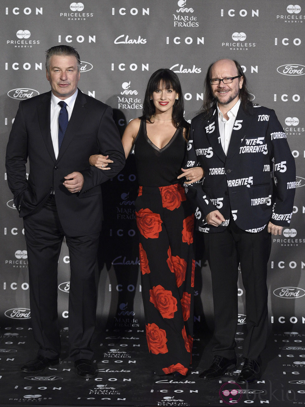 Alec Baldwin, Hilaria Thomas y Santiago Segura en los Premios Icon 2014