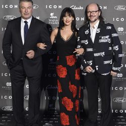 Alec Baldwin, Hilaria Thomas y Santiago Segura en los Premios Icon 2014