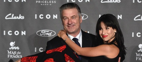 Alec Baldwin y su mujer Hilaria Thomas en los Premios Icon 2014
