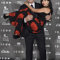Alec Baldwin y su mujer Hilaria Thomas en los Premios Icon 2014