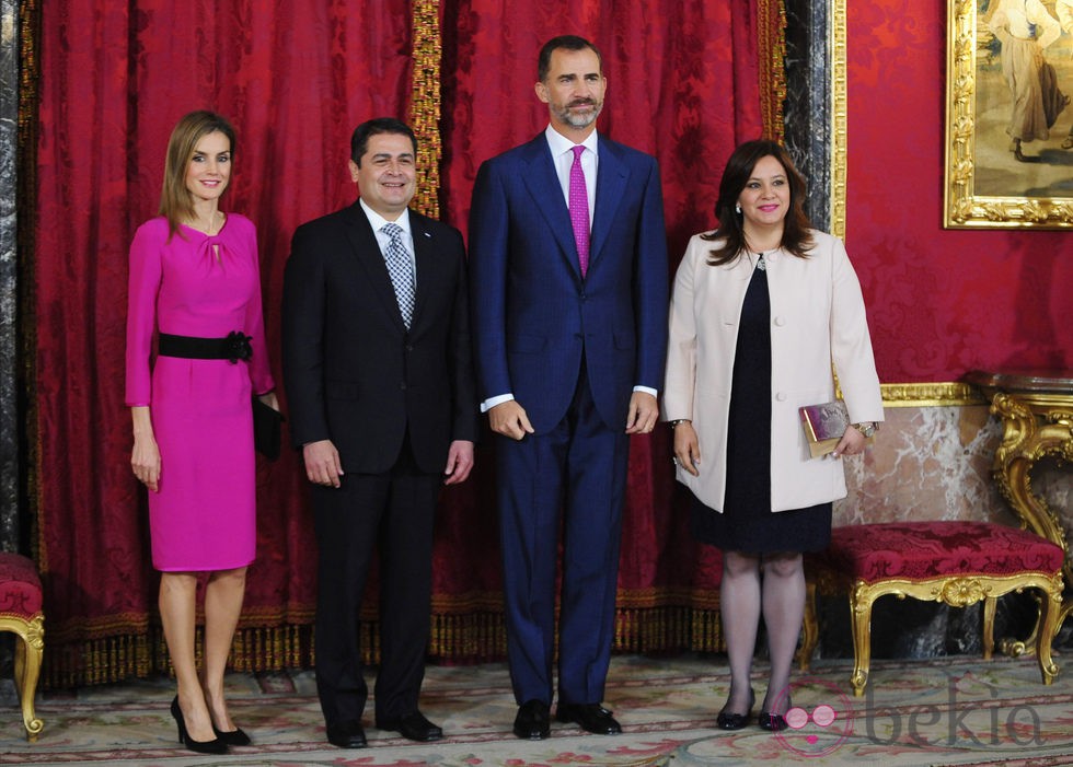 Los Reyes de España con el presidente de Honduras y su esposa en el Palacio Real