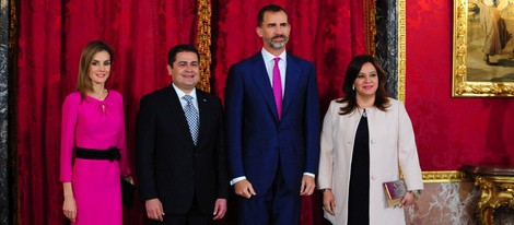 Los Reyes de España con el presidente de Honduras y su esposa en el Palacio Real