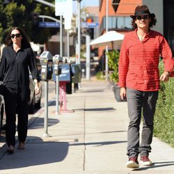 Orlando Bloom pasea con Erica Packer por el Brentwood de Los Ángeles