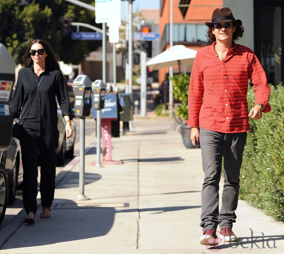 Orlando Bloom pasea con Erica Packer por el Brentwood de Los Ángeles