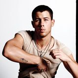 Nick Jonas enseña el ombligo y abdominales la revista Flaunt Magazine