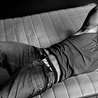 Nick Jonas posa tirado en la cama para la revista Flaunt Magazine
