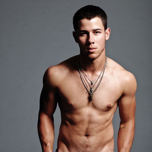 Nick Jonas enseña su torso desnudo para la revista Flaunt Magazine.