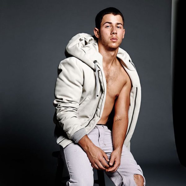 Nick Jonas sin camiseta y con chaqueta para Flaunt Magazine.