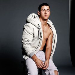 Nick Jonas sin camiseta y con chaqueta para Flaunt Magazine