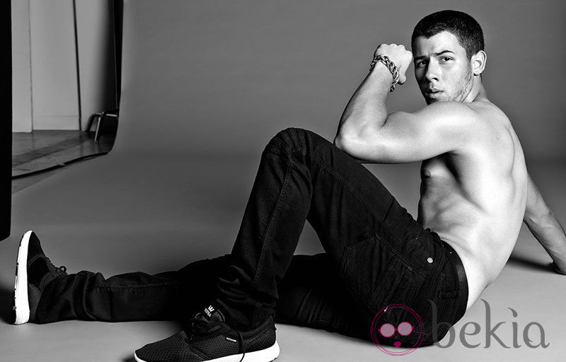 Nick Jonas saca bíceps para la revista Flaunt Magazine