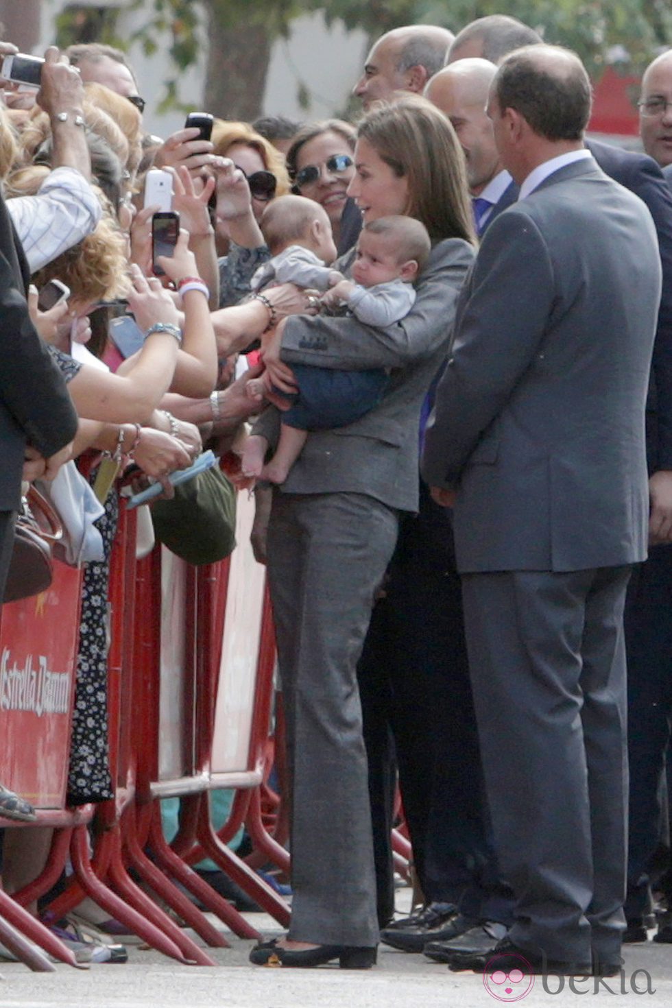 La Reina Letizia coge a unos bebés en Zafra