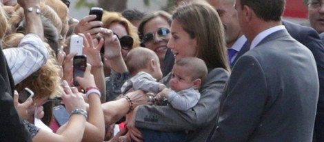 La Reina Letizia coge a unos bebés en Zafra