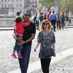 Ellen Pompeo y Chris Ivery con su hija Stella Luna paseando por Roma