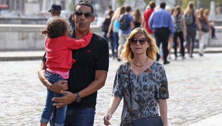 Ellen Pompeo y Chris Ivery con su hija Stella Luna paseando por Roma