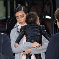 Kim Kardashian con su hija North West en brazos